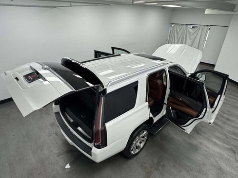 Used 2018 Cadillac Escalade Premium Luxury AWD/4WD image 16