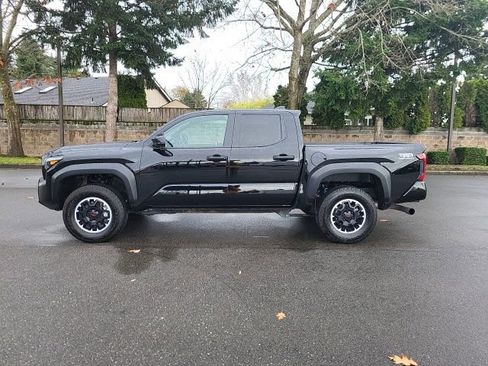 Used 2024 Toyota Tacoma TRD Off-Road image 2