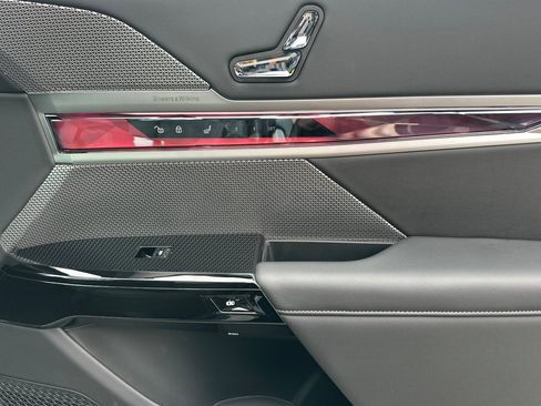 Used 2025 BMW 740i w/ Premium Package image 21