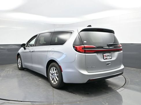 Used 2024 Chrysler Pacifica Touring-L FWD image 12