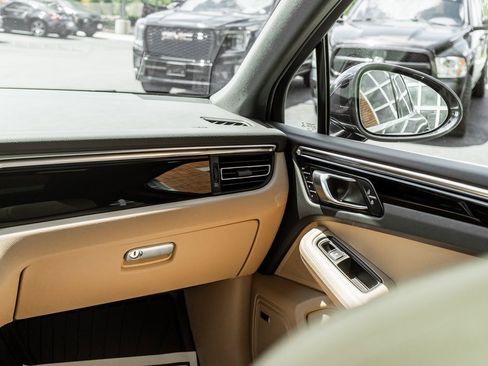Used 2022 Porsche Macan image 14