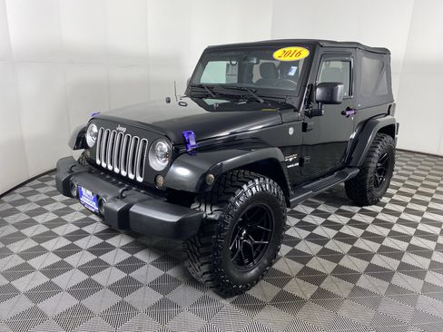 Used 2016 Jeep Wrangler Sahara w/ Connectivity Group AWD/4WD image 8