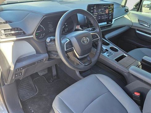 Used 2023 Toyota Sienna XLE image 10