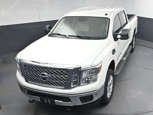 Used 2019 Nissan Titan SV w/ SV Convenience Package image 32