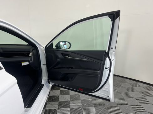 Used 2025 Toyota Camry SE image 30
