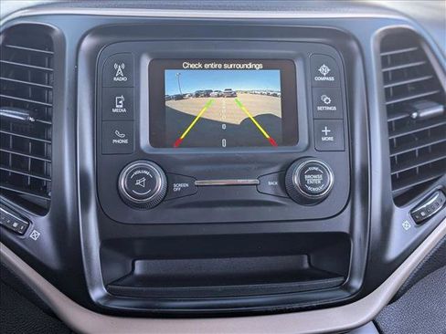 Used 2018 Jeep Cherokee Latitude image 14