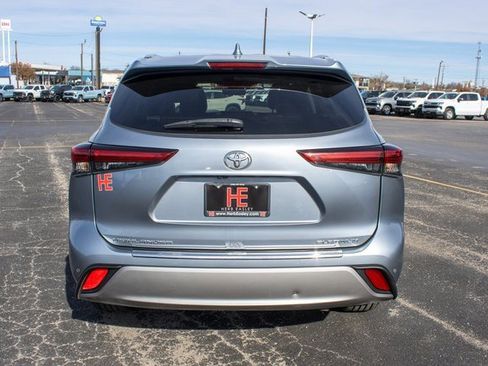 Used 2021 Toyota Highlander Platinum image 4