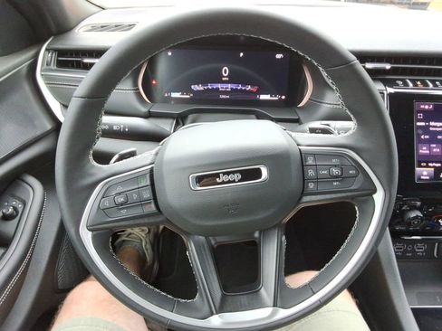 Used 2025 Jeep Grand Cherokee Altitude AWD/4WD image 26