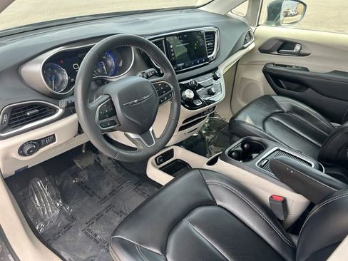 Used 2023 Chrysler Pacifica Touring-L FWD image 24