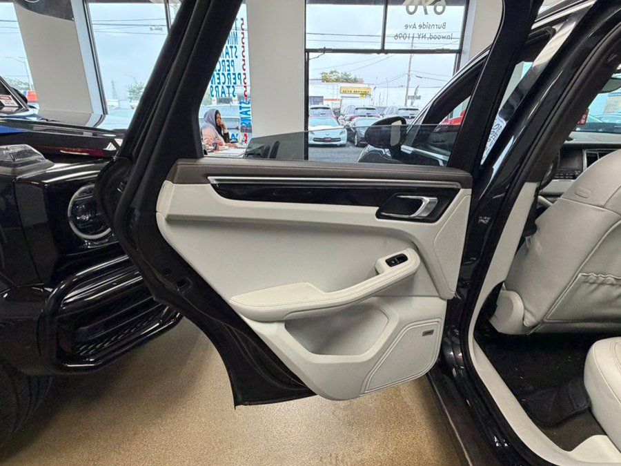 Used 2018 Porsche Macan S AWD/4WD image 30
