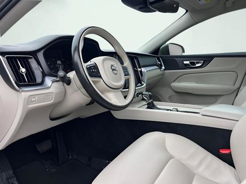 Used 2020 Volvo S60 T5 Momentum FWD image 2