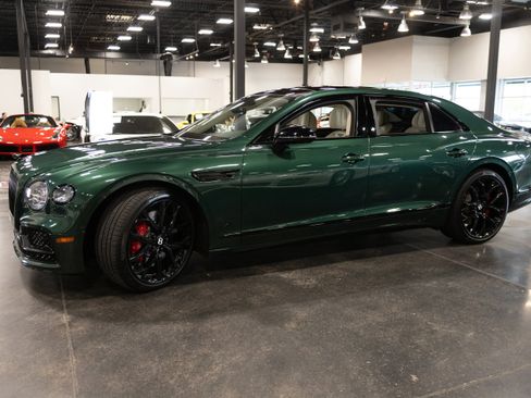 Used 2023 Bentley Flying Spur Plug-In Hybrid AWD/4WD image 10