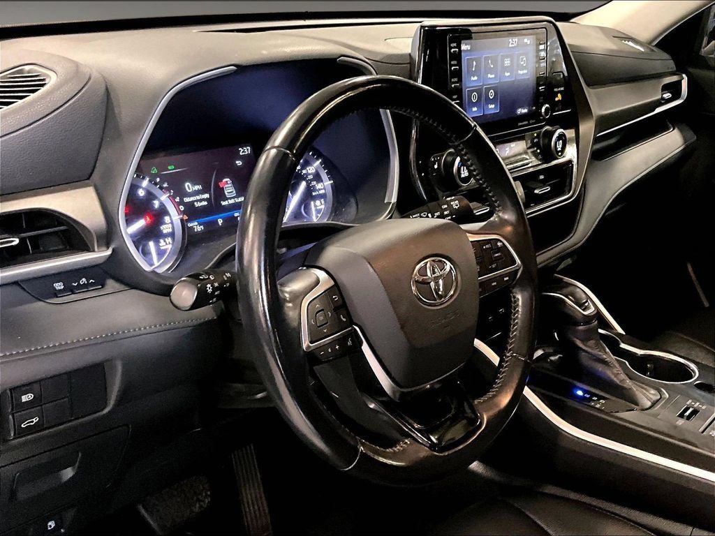 Used 2020 Toyota Highlander XLE AWD/4WD image 8