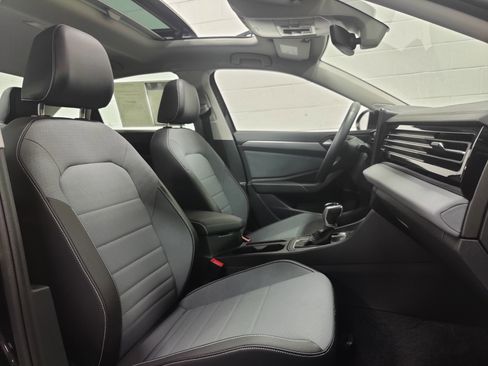 Used 2025 Volkswagen Jetta SE w/ Sunroof Package image 4