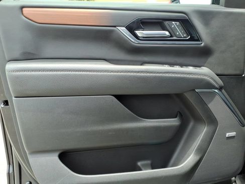 Used 2025 GMC Yukon Denali RWD image 24
