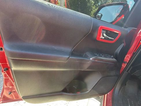 Used 2019 Toyota Tacoma TRD Off-Road AWD/4WD image 10