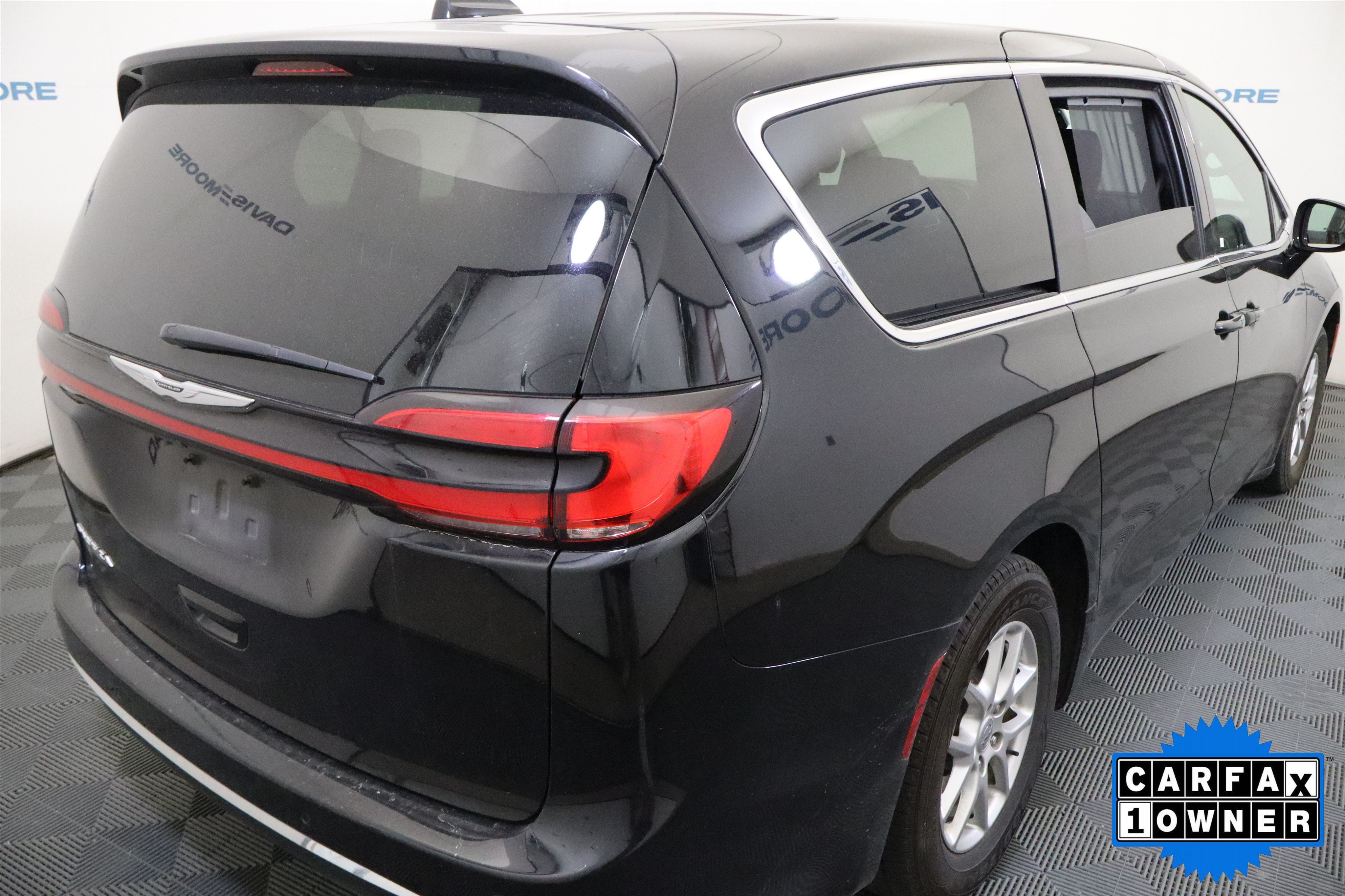 Used 2025 Chrysler Pacifica Select FWD image 6