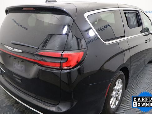 Used 2025 Chrysler Pacifica Select FWD image 6