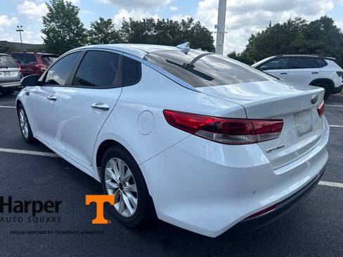 Used 2018 Kia Optima LX w/ 17" Alloy Wheels Package FWD image 3