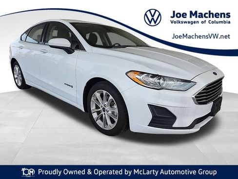 Used 2019 Ford Fusion SE FWD image 1