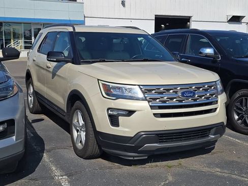 Used 2018 Ford Explorer XLT w/ Equipment Group 202A FWD image 2