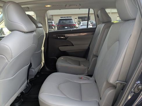 Used 2022 Toyota Highlander Platinum AWD/4WD image 15
