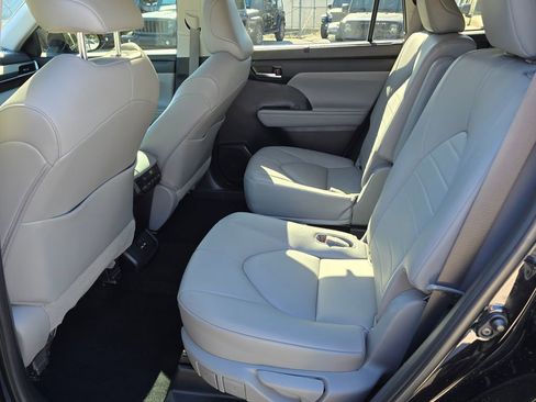 Used 2021 Toyota Highlander XLE image 30