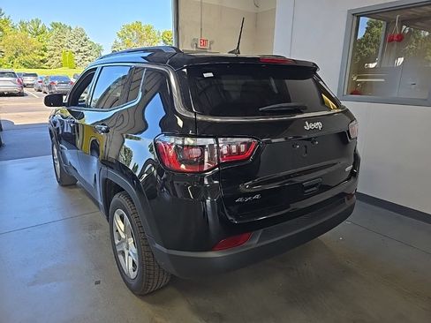 Used 2023 Jeep Compass Latitude w/ Sun and Sound Group AWD/4WD image 3