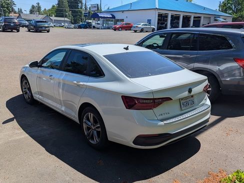 Used 2023 Volkswagen Jetta SE w/ Panoramic Sunroof Package FWD image 3