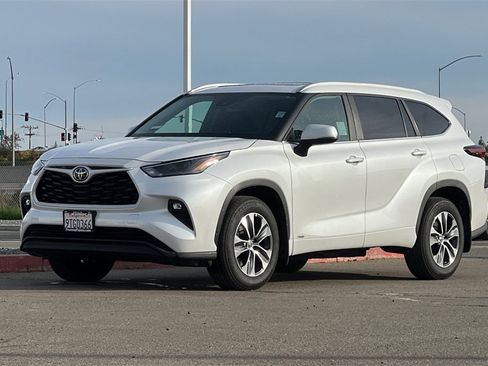 Used 2025 Toyota Highlander XLE image 10