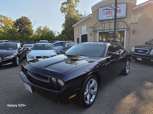 Used 2011 Dodge Challenger SE image 1