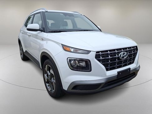 Certified 2025 Hyundai Venue SEL FWD image 2