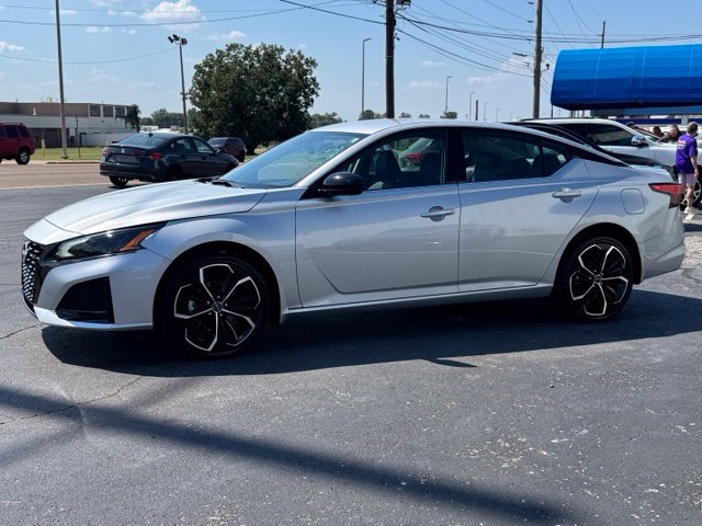 Used 2025 Nissan Altima 2.5 SR AWD/4WD image 3