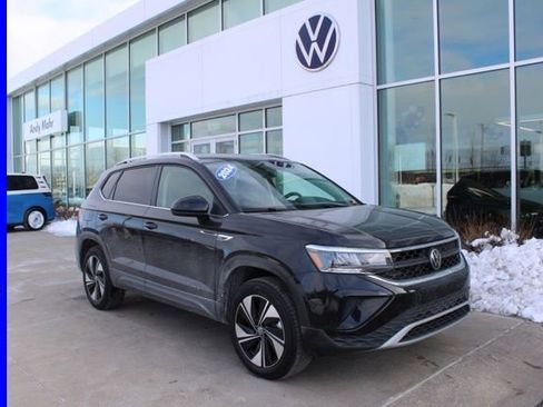 Used 2024 Volkswagen Taos SE image 1