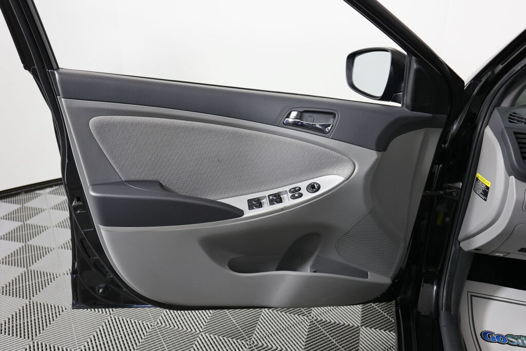 Used 2012 Hyundai Accent SE FWD image 12