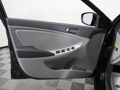 Used 2012 Hyundai Accent SE FWD image 12