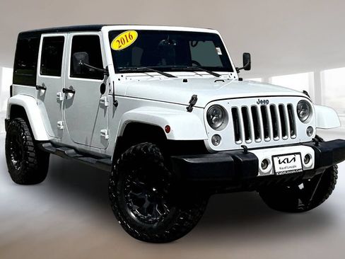 Used 2016 Jeep Wrangler Unlimited Sahara AWD/4WD image 3