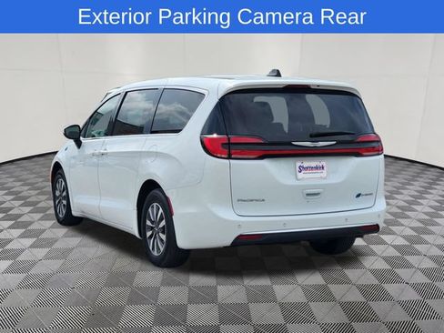 Used 2023 Chrysler Pacifica Touring-L FWD image 3