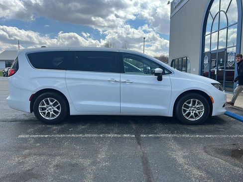 Used 2022 Chrysler Voyager LX image 4