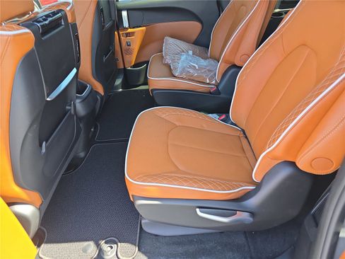 New 2026 Chrysler Pacifica Pinnacle image 15