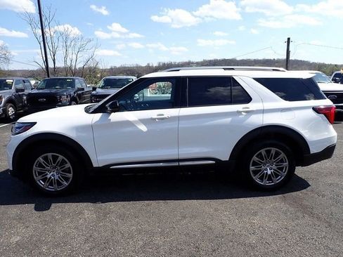 Certified 2025 Ford Explorer Platinum AWD/4WD image 2