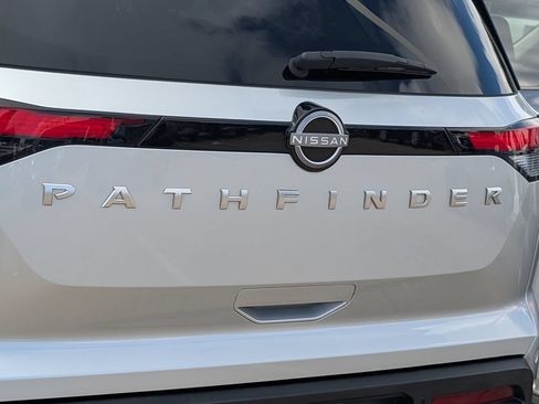 Used 2025 Nissan Pathfinder SV FWD image 8