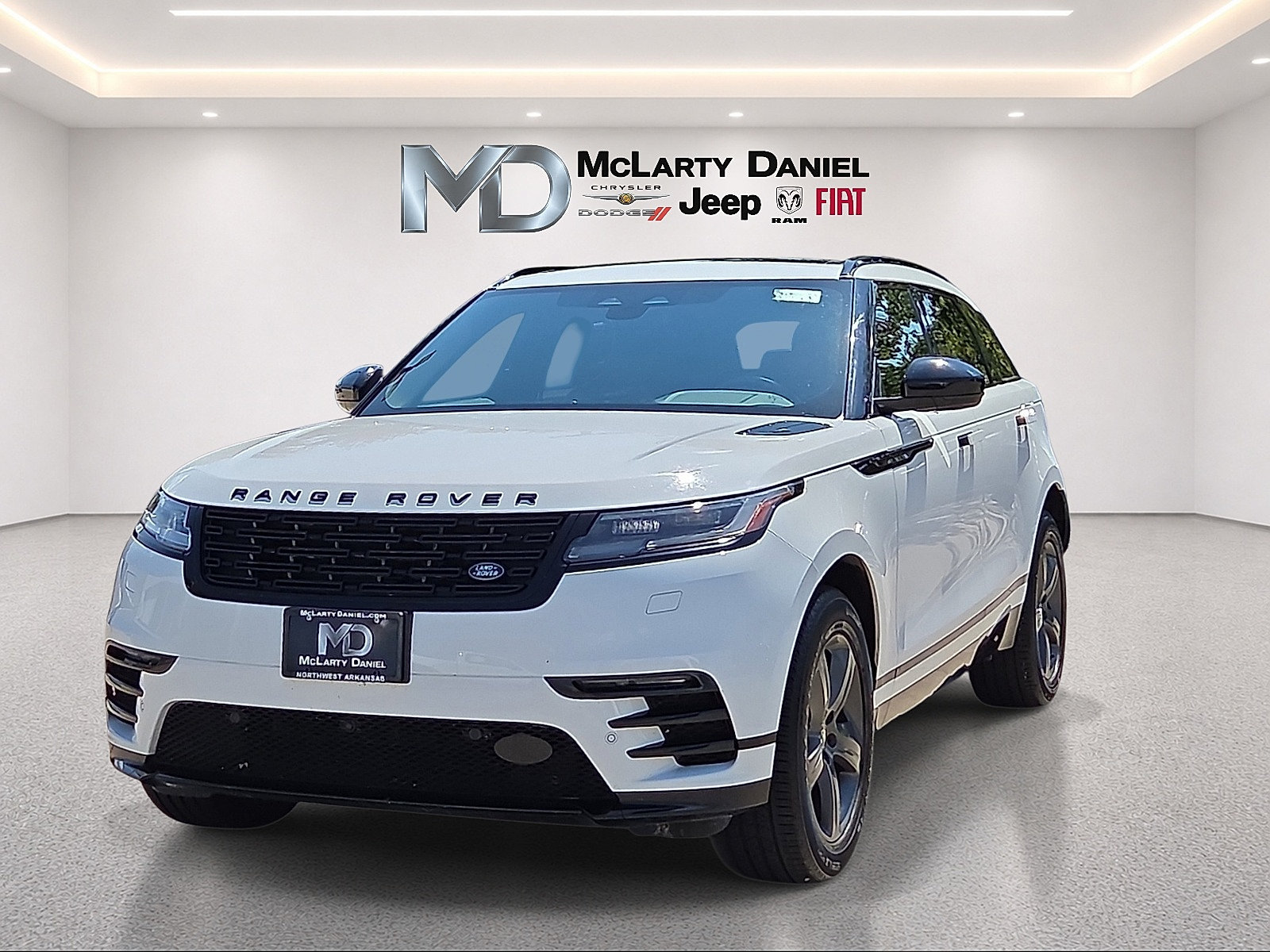Used 2025 Land Rover Range Rover Velar Dynamic SE AWD/4WD image 2