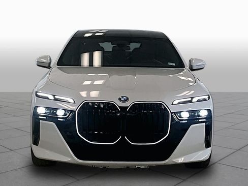 Used 2025 BMW i7 xDrive60 AWD/4WD image 3