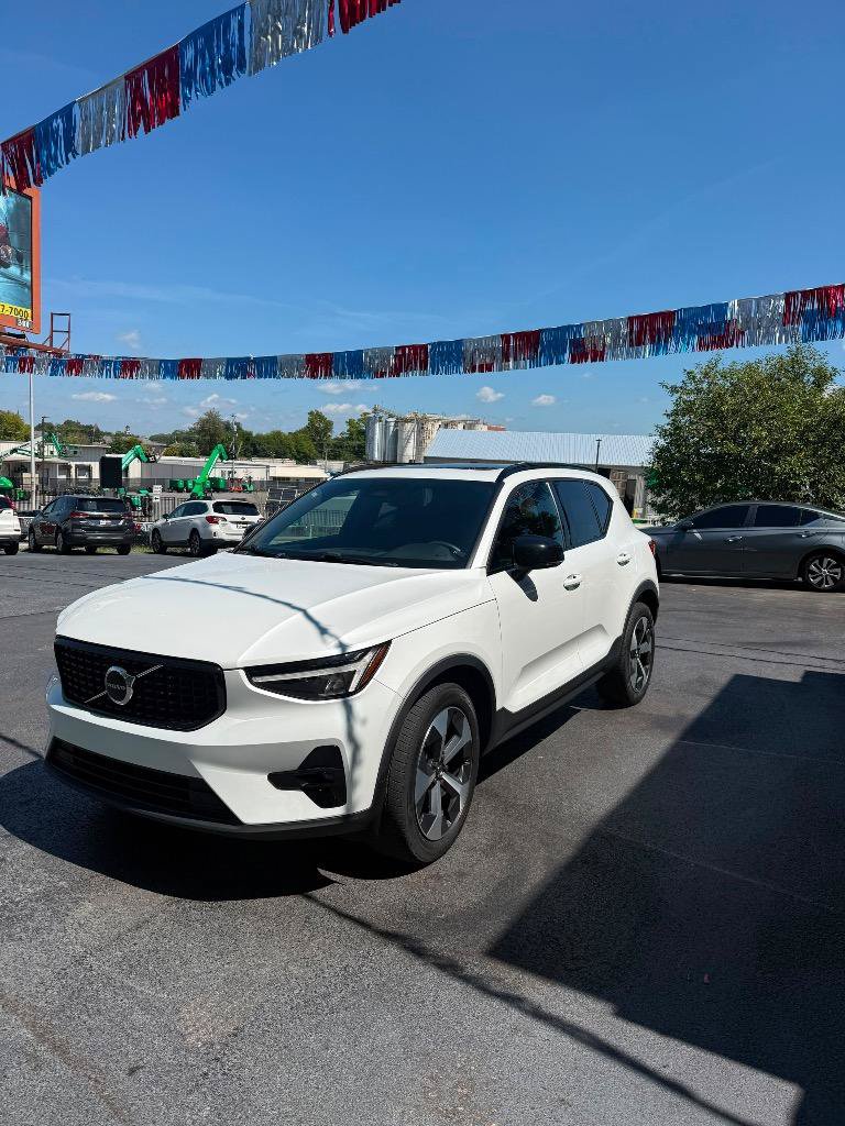 Used 2023 Volvo XC40 B5 Plus AWD/4WD image 7
