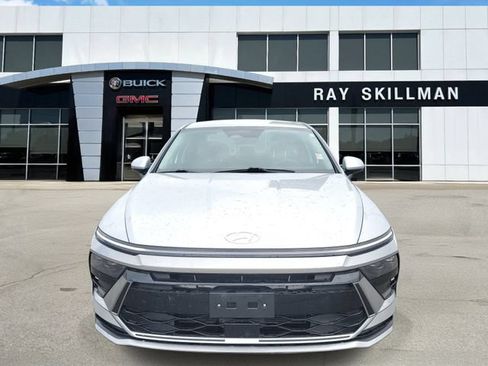 Used 2025 Hyundai Sonata SEL FWD image 2