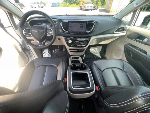 Used 2024 Chrysler Pacifica Touring-L FWD image 3