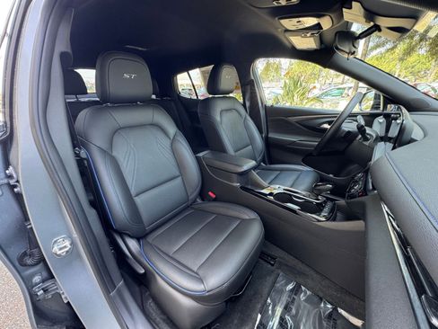 Used 2025 Buick Envista Sport Touring image 36