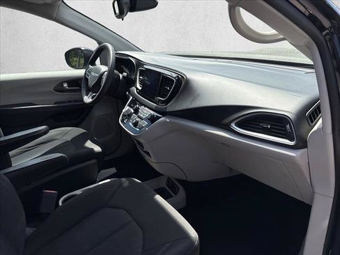 Used 2017 Chrysler Pacifica Touring w/ Tire & Wheel Group FWD image 23