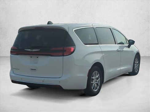 Used 2025 Chrysler Pacifica Select image 5